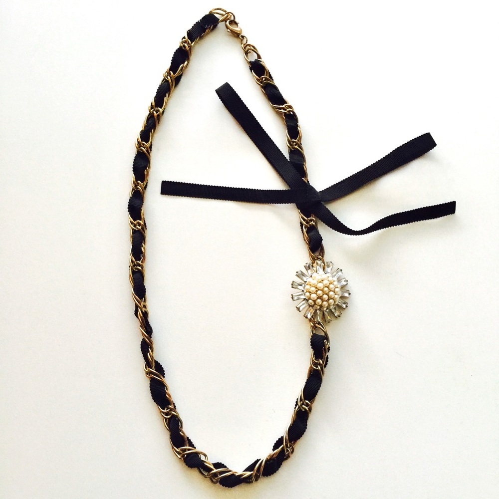 Gorgeous flower pendant necklace - Picture 3 of 8